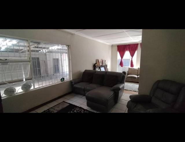 4 BEDROOM HOUSE FOR SALE IN GERMISTON CENTRAL